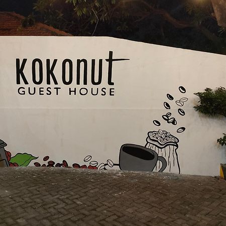 Kokonut Guesthouse 수라바야 외부 사진