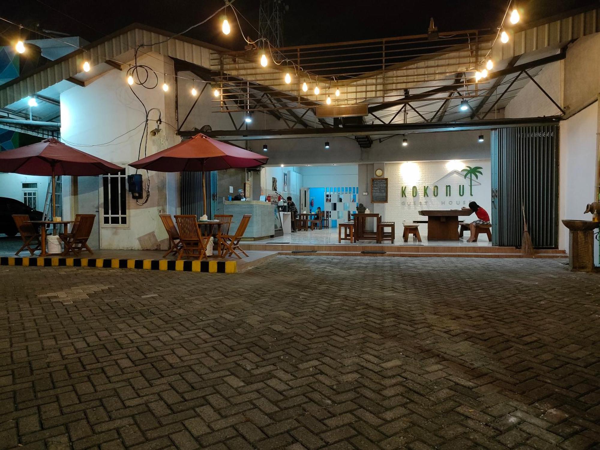 Kokonut Guesthouse 수라바야 외부 사진